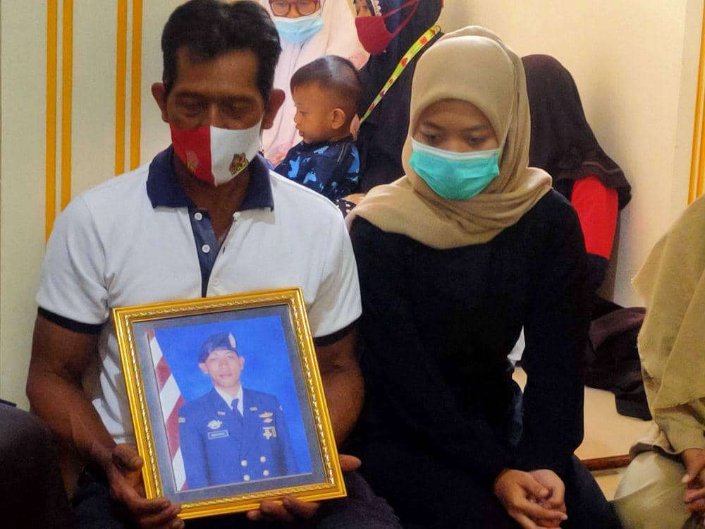 Keluarga menunjukkan foto Deni Kru KRI Nanggala-402/Zainul