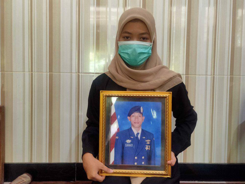 Adelia menunjukkan foto Deni Richi Kru Nanggala-402/ Zainul