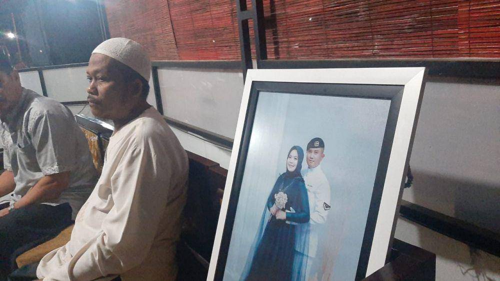 Foto Serda ED Pandu Yuda bersama istrinya, salah satu awak KRI Nanggala 402. IDN Times/Mohamad Ulil Albab