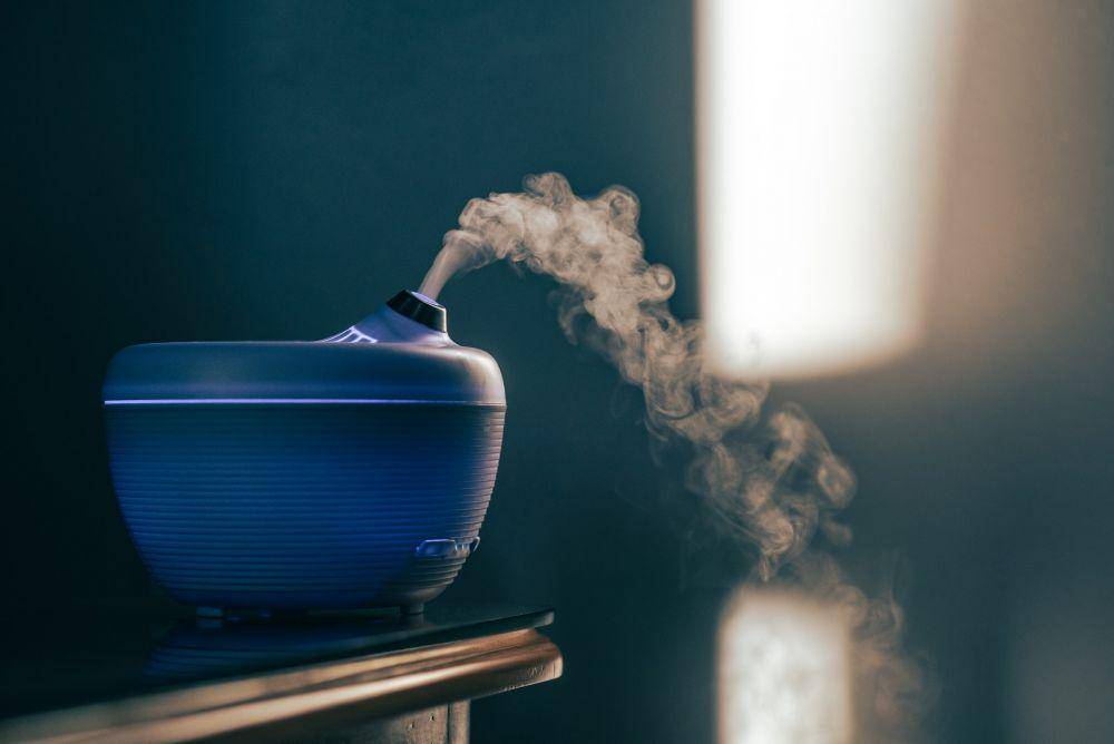 ilustrasi aromaterapi menggunakan blue tansy oil (unsplash/Jopeel Quimpo)
