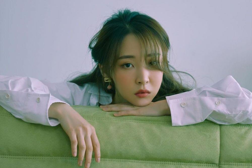 Tampil Natural, 10 Potret Moonbyul MAMAMOO di Majalah ELLE Mei 2021