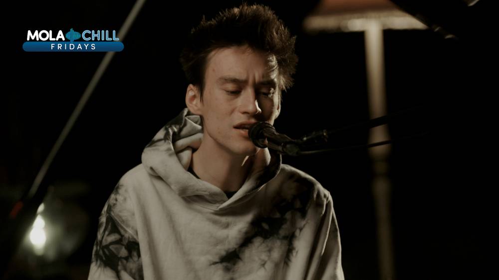 Jacob Collier saat menyanyikan lagu He Won’t Hold You (Dok. Mola TV)