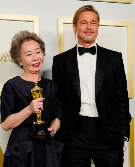 10 Serba-serbi Oscar 2021, Youn Yuh Jung Ternyata Fans Berat Brad Pitt