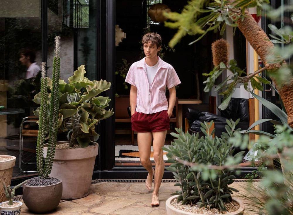 12 Potret Hunian Modern dengan Warna Berani ala Troye Sivan