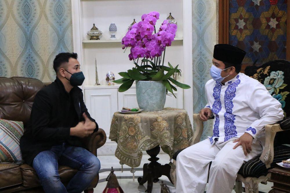 Raffi Ahmad menemui Wali Kota Tangerang, Arief R Wismansyah di kediamannya (Dok. Humas Pemkot Tangerang)