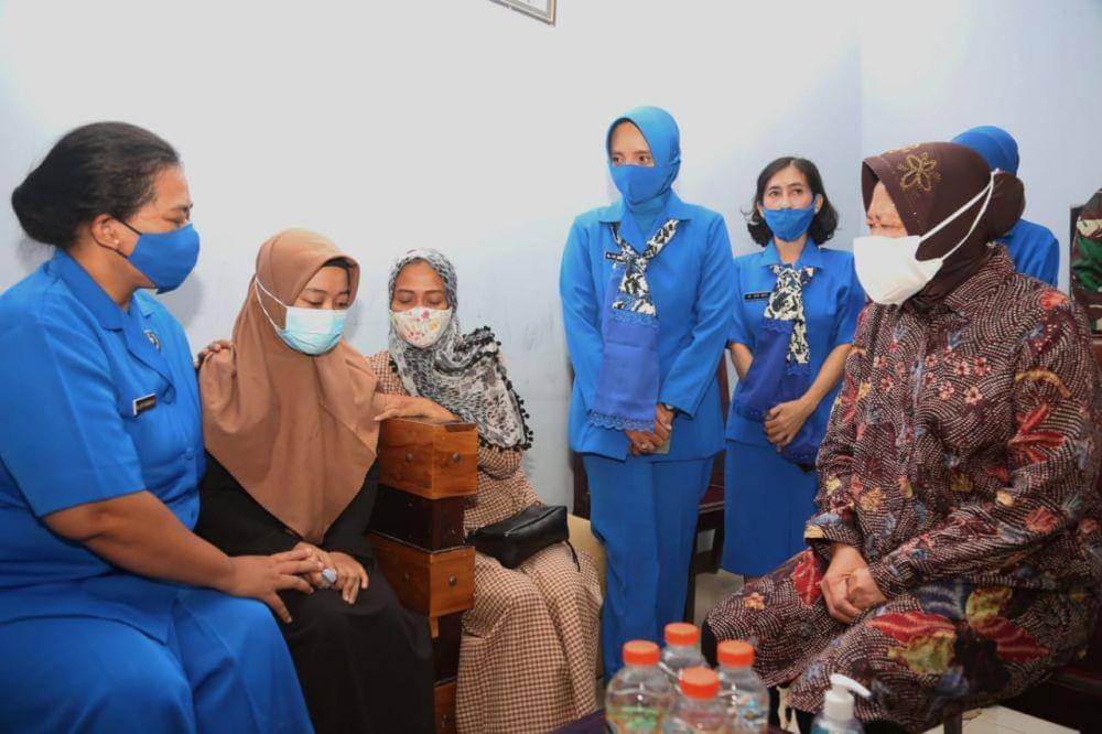 Menteri Sosial (Mensos) Tri Rismaharinii bersilaturahmi ke keluarga ABK Kapal Selam KRI Nanggala 402 (dok. Kemensos)