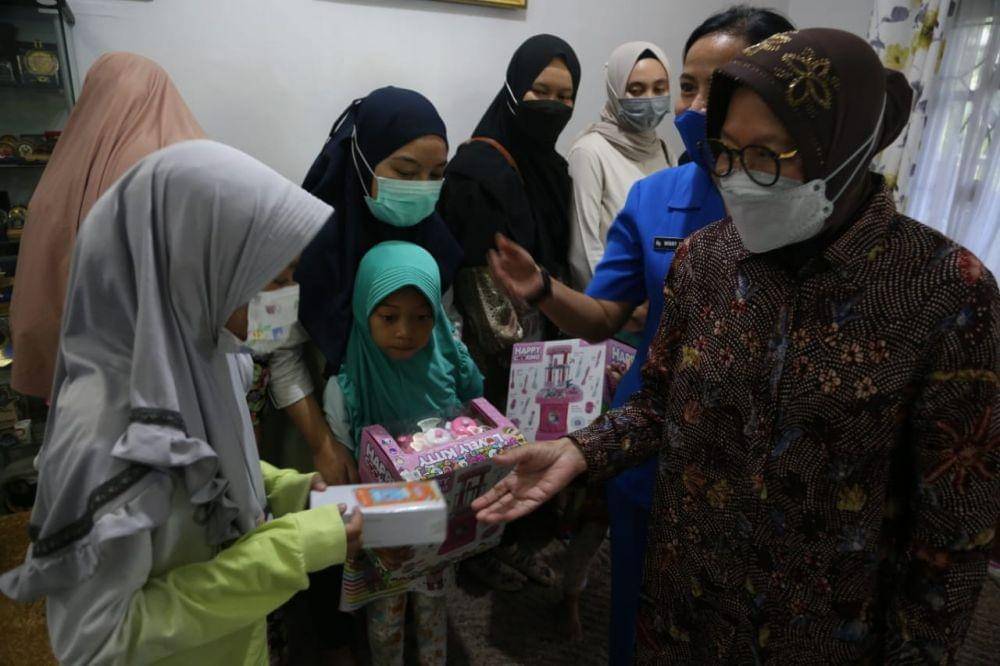 Menteri Sosial (Mensos) Tri Rismaharinii bersilaturahmi ke keluarga ABK Kapal Selam KRI Nanggala 402 (dok. Kemensos)