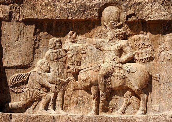 Kaisar Valerian dan raja Persia Shāpūr I, relief batu, 260 M, di provinsi Fārs, Iran. (britannica.com)