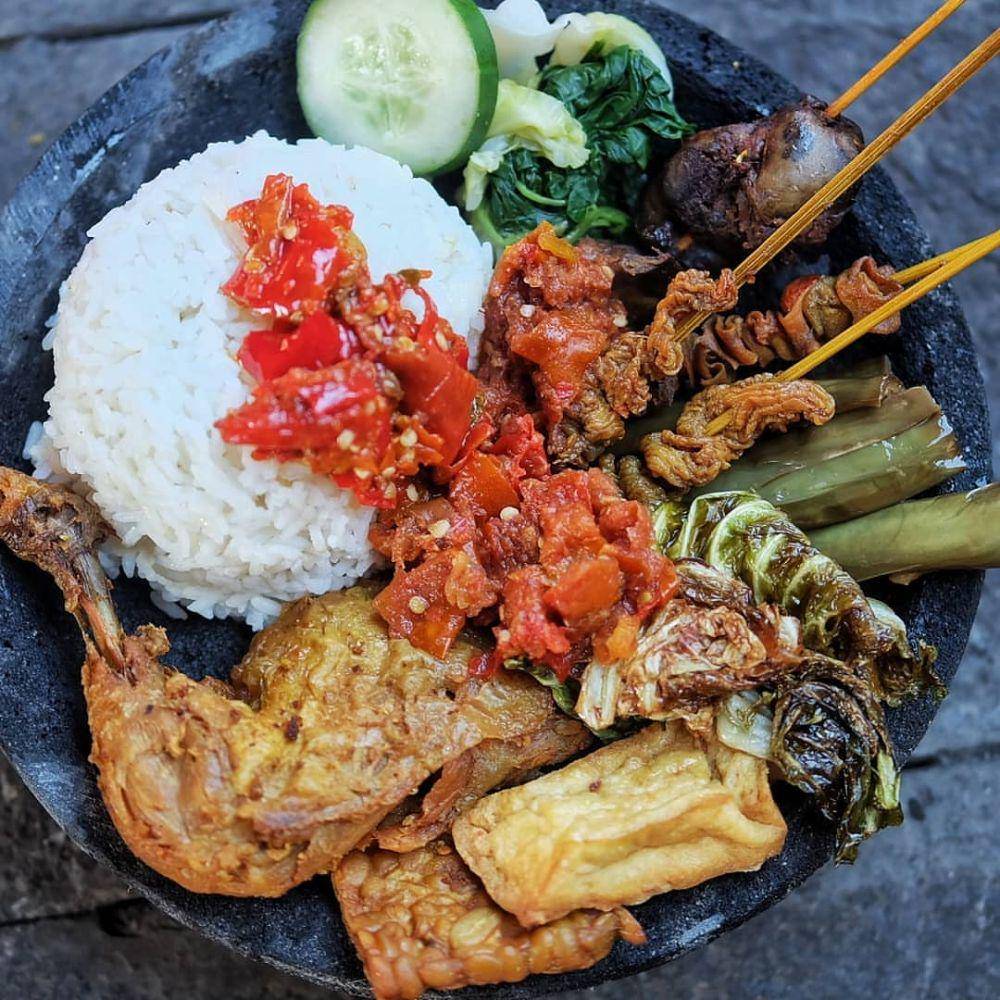 Ilustrasi nasi tempong (instagram.com/madewedastra)