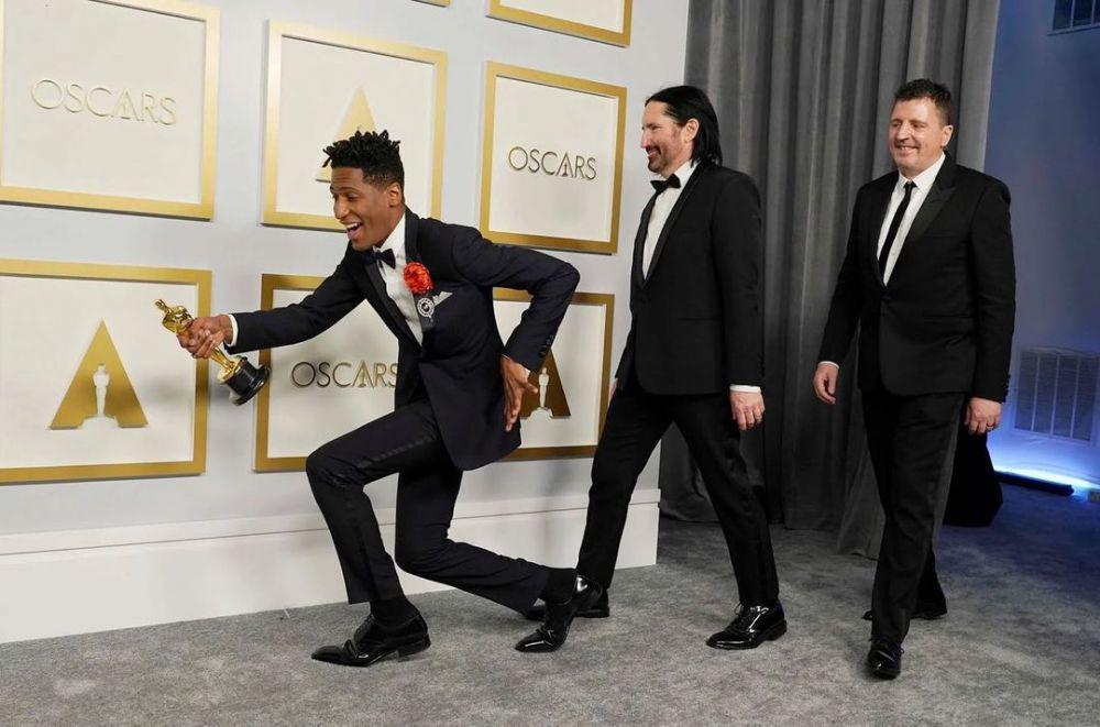 9 OOTD Keren Seleb Pria di Red Carpet Oscar 2021, Curi Perhatian!