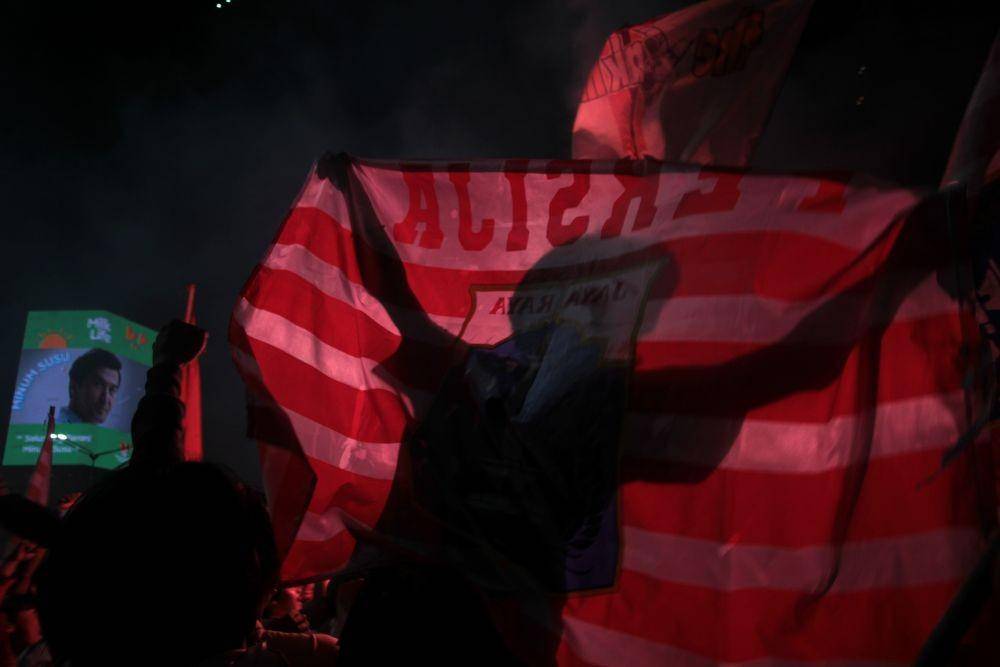uporter Persija berkonvoi merayakan kemenangan Persija Jakarta pada laga final Piala Menpora 2021 di Bundaran Hotel Indonesia, Jakarta, Senin (26/4/2021). (ANTARA FOTO/Ahmad Tri Hawaari)