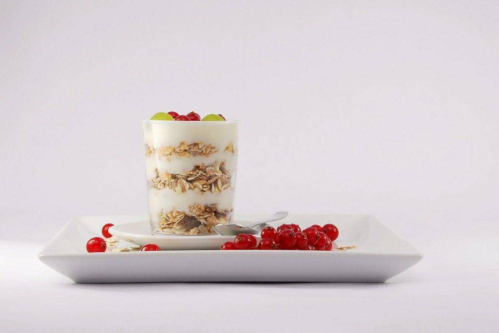 ilustrasi yoghurt dengan buah-buahan (pixabay.com/DreamyArt)