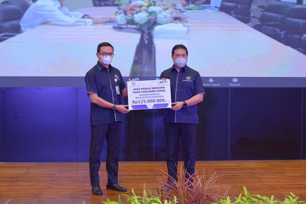 Penyerahan bantuan sosial. (Dok. BPJAMSOSTEK)