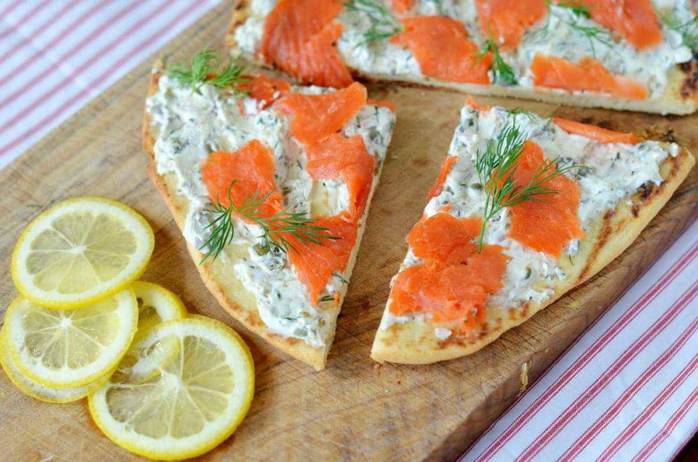 ilustrasi smoked salmon flatbread pizza (threemanycooks.com)