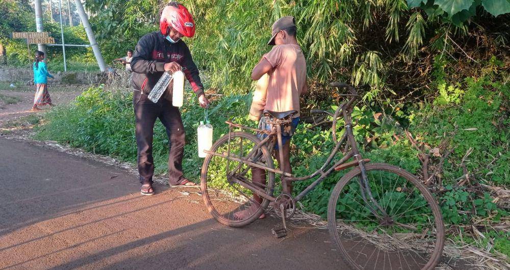 Daim menjual legennya kepada warga di kebun miliknya. IDN Times/Imron