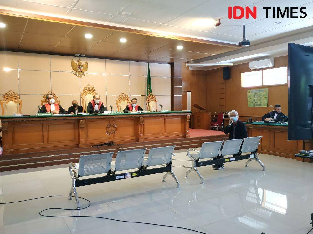 Korban pemukulan Bahar Smith menjadi saksi dalam persidangan. IDN Times/Debbie Sutrisno