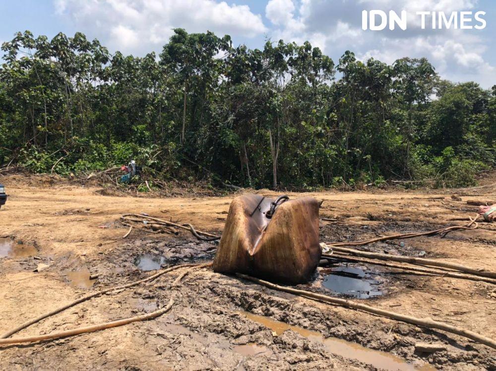 Aktivitas penambangan minyak ilegal di Musi Banyuasin, Sumatra Selatan (IDN Times/Rangga Erfizal)
