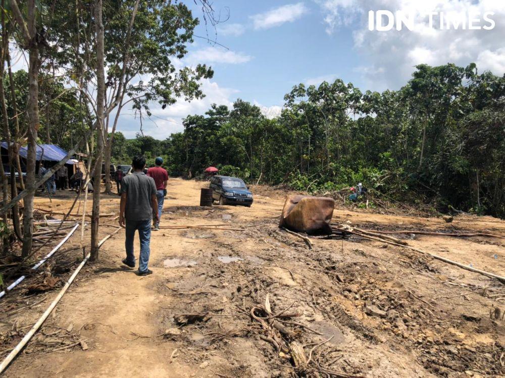 Aktivitas penambangan minyak ilegal di Musi Banyuasin, Sumatra Selatan (IDN Times/Rangga Erfizal)