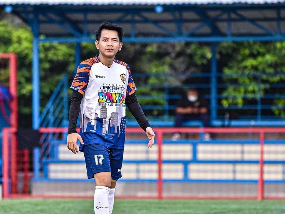 10 Potret Angga Putra Beraksi di Atas Lapangan Hijau, Makin Manly!