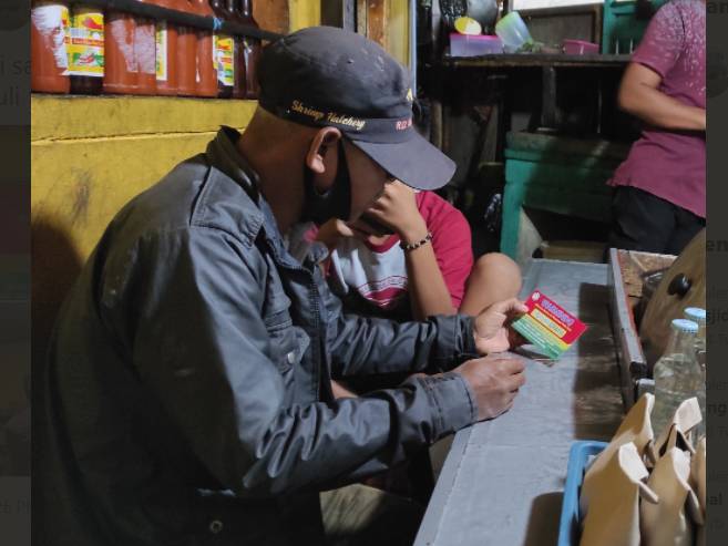 Viral Warmindo bagi makanan sahur dan buka puasa gratis. (Twitter.com/@DuniaKuli)