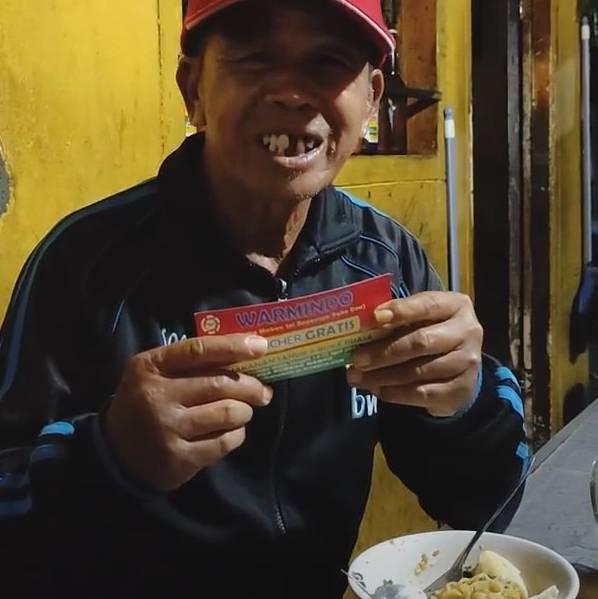 Viral Warmindo bagi makanan sahur dan buka puasa gratis. (Twitter.com/@DuniaKuli)