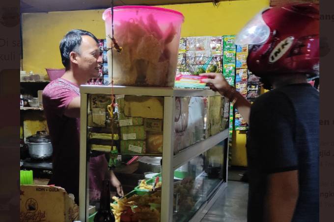 Viral Warmindo bagi makanan sahur dan buka puasa gratis. (Twitter.com/@DuniaKuli)