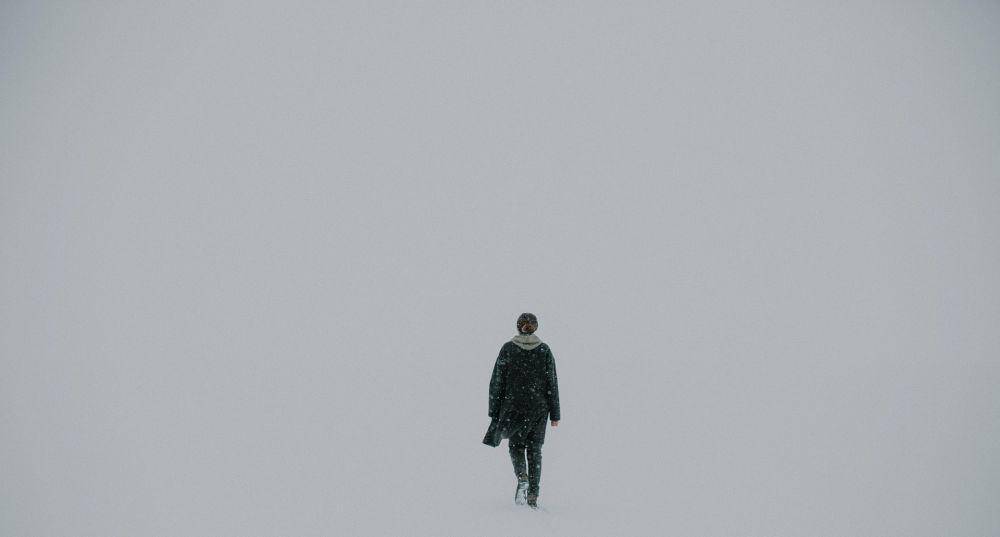 ilustrasi perempuan berjalan (unsplash.com/@napr0tiv)