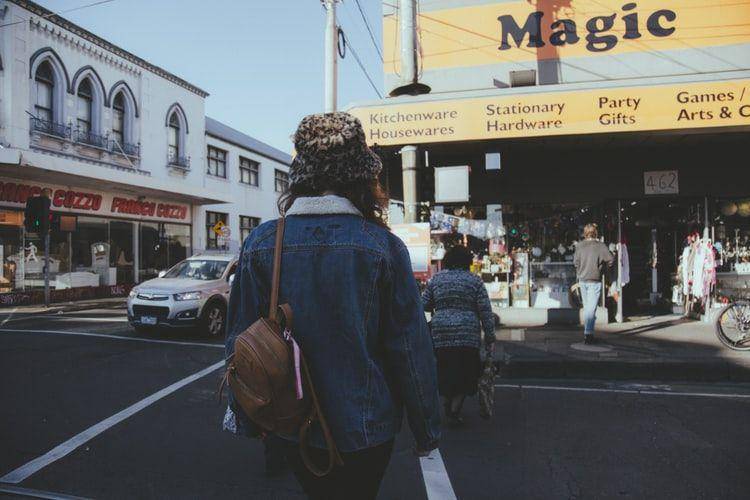 ilustrasi orang jalan (Unsplash.com/i_am_simoesse)