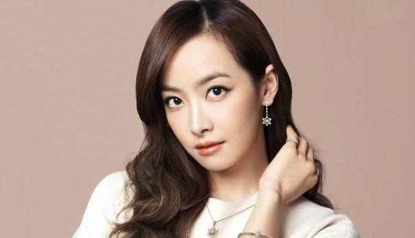 5 Leader Grup KPop Ini Bukan Warga Negara Korea, Tanggung Jawab Besar