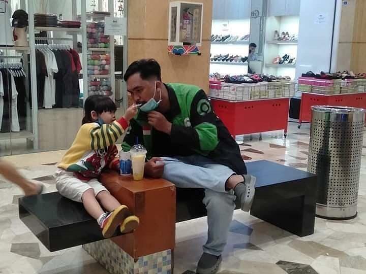 10 Meme Kasih Sayang Abang Ojol kepada Anaknya, Bikin Haru!