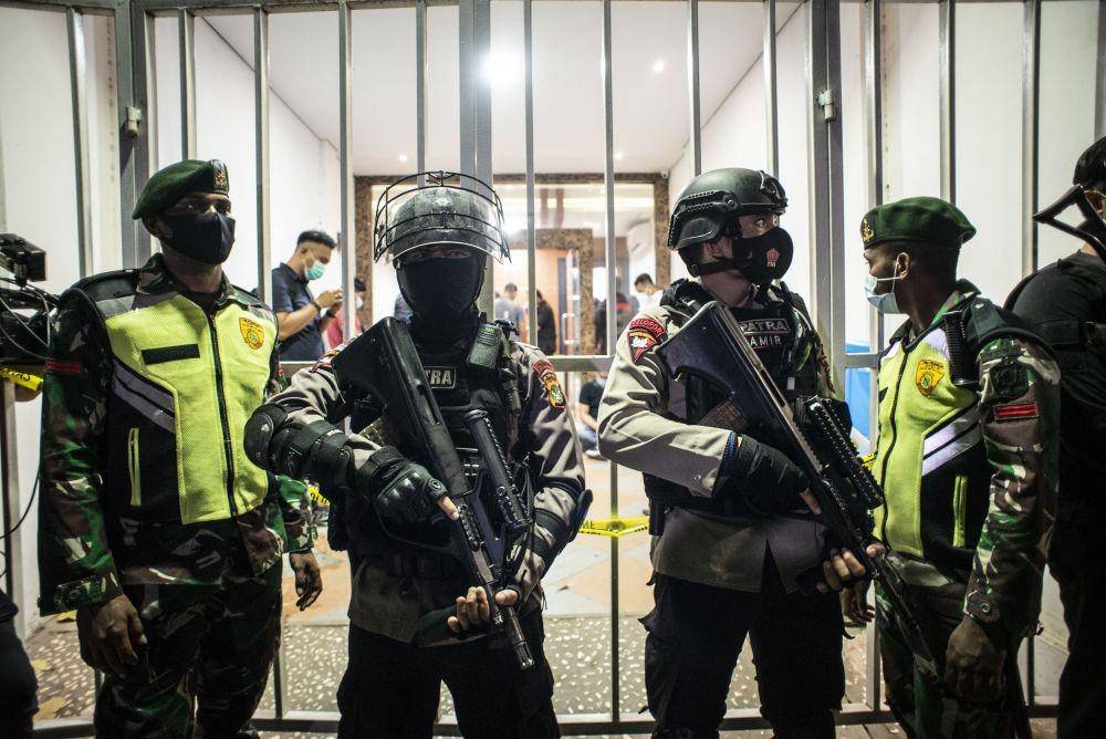 Personel kepolisian bersenjata dan prajurit TNI berjaga saat tim Densus 88 Antiteror melakukan penggeledahan di bekas markas Front Pembela Islam (FPI), Petamburan, Jakarta, Selasa (27/4/2021). (ANTARA FOTO/Aprillio Akbar)