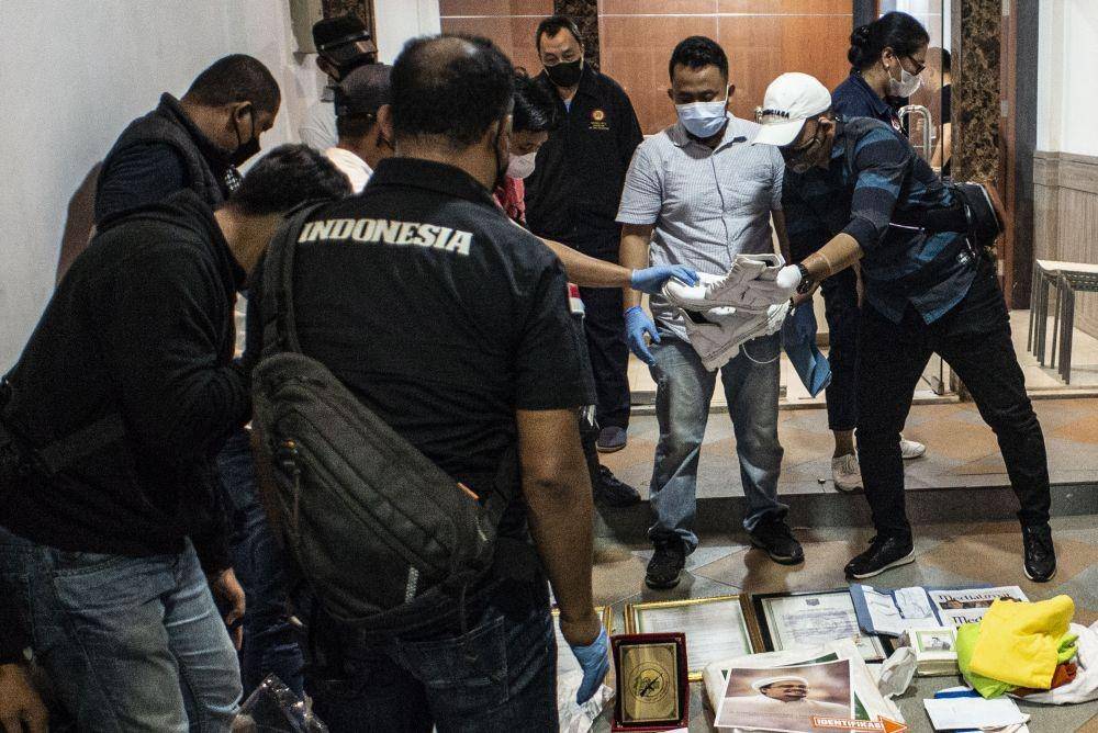 Personel kepolisian berbaju sipil menggelar barang bukti saat dilakukan penggeledahan di bekas markas Front Pembela Islam (FPI), Petamburan, Jakarta, Selasa (27/4/2021). (ANTARA FOTO/Aprillio Akbar)