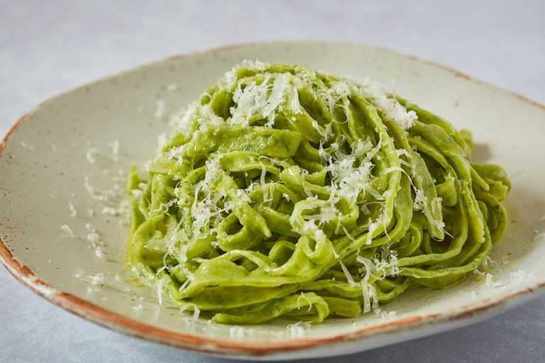 ilustrasi garlic pesto spaghetti (greatbritishchefs.com)