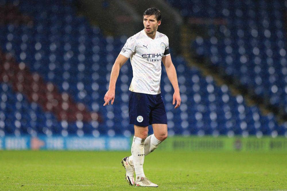 5 Bek Tengah Muda Berbakat yang Tampil Menjanjikan Musim Ini, Solid!