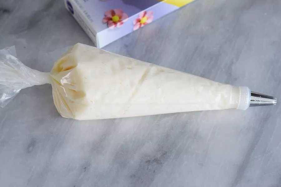 Piping bag (thespruceeats.com)