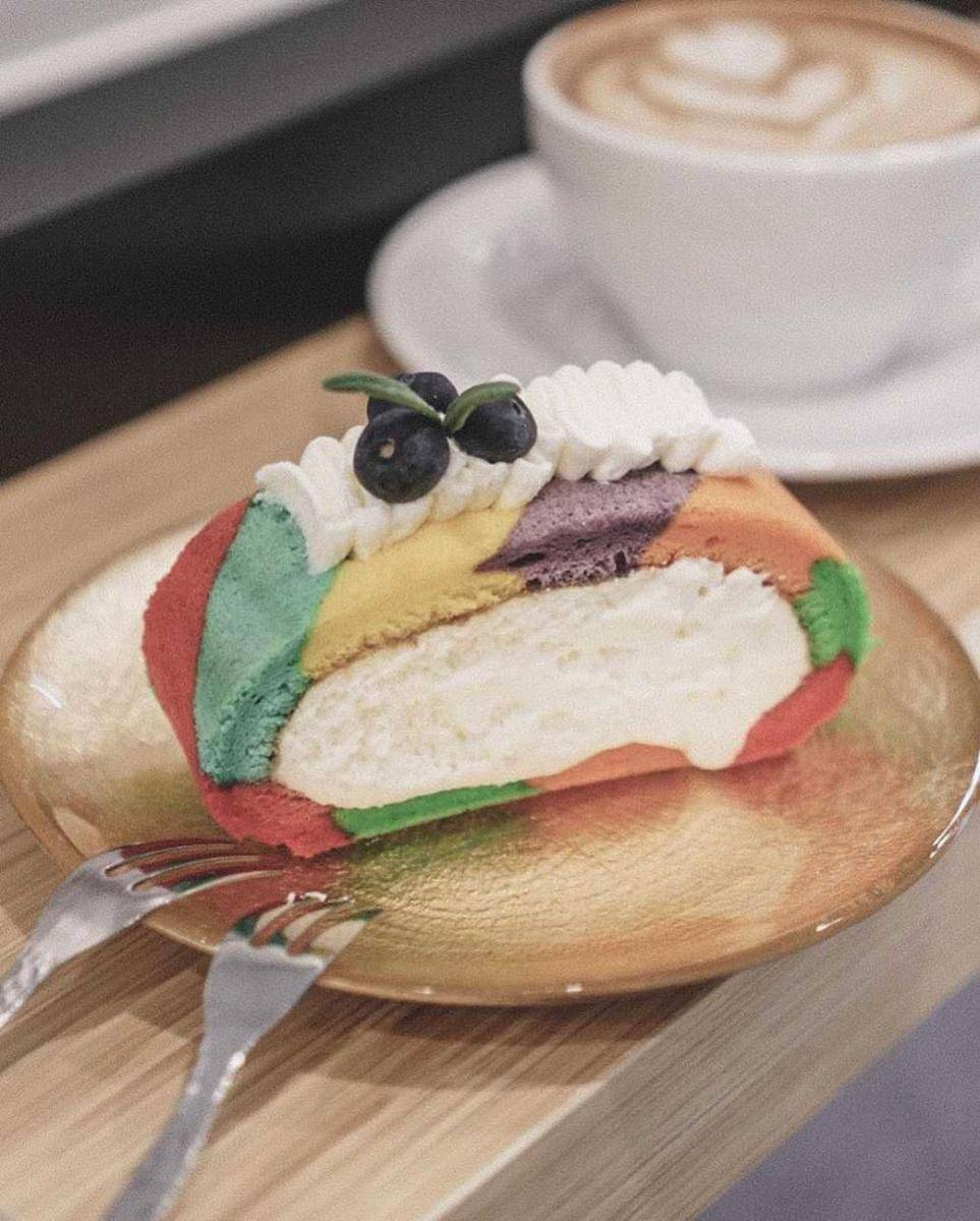 ilustrasi rainbow roll cake (instagram.com/i.vy_t)