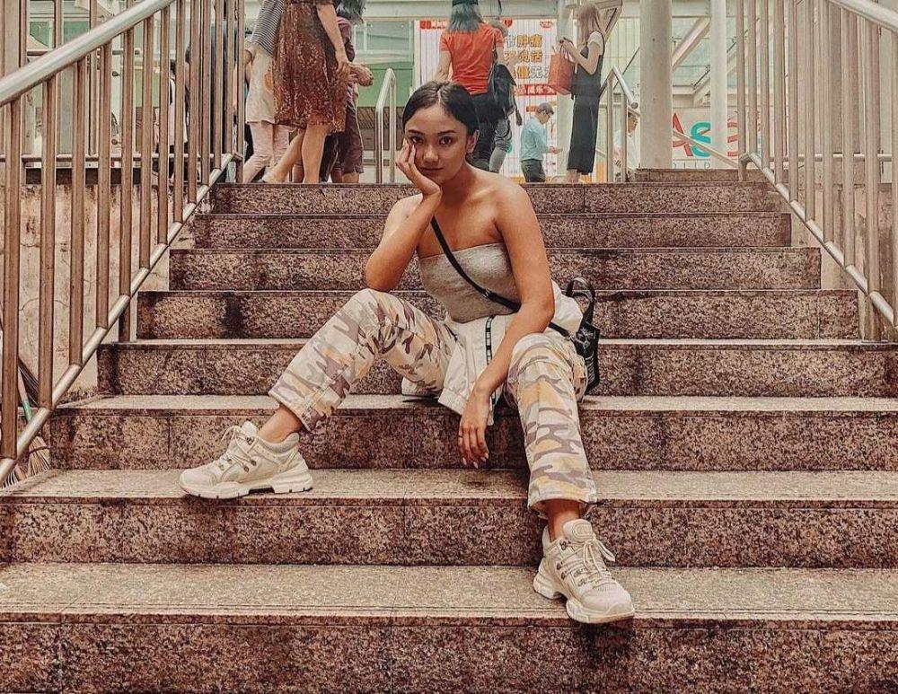 Spot Foto Favorit, 15 Potret Hits Artis Wanita Bergaya di Tangga