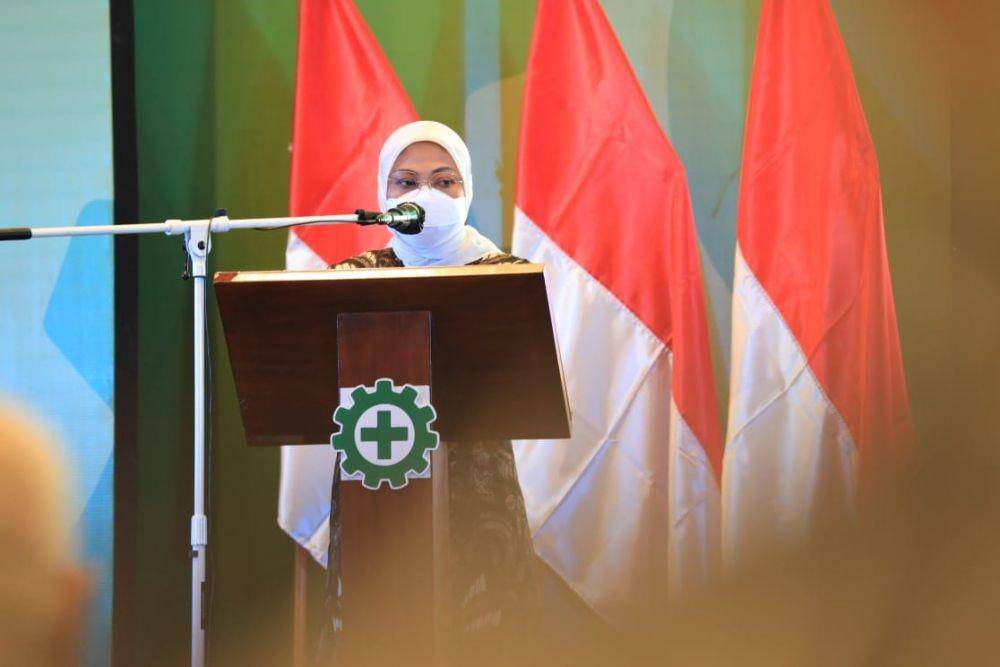 Menaker Ida Fauziyah memberikan sambutan saat penganugerahan penghargaan K3, Rabu (28/4/2021). (Dok. Kemnaker)