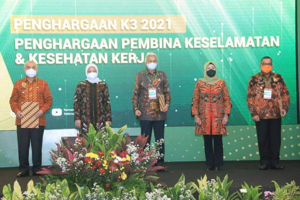 Menaker Ida Fauziyah menghadiri penganugerahan penghargaan K3, Rabu (28/4/2021). (Dok. Kemnaker)