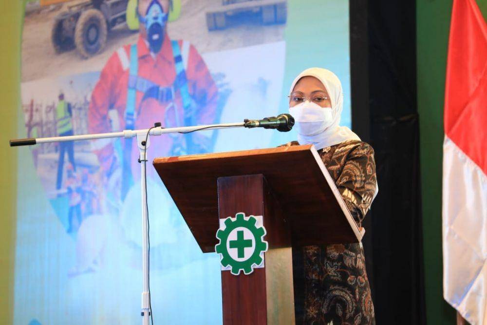 Menaker Ida Fauziyah memberikan sambutan pada penganugerahan Penghargaan K3, Rabu (23/4/2021). (Dok. Kemnaker)