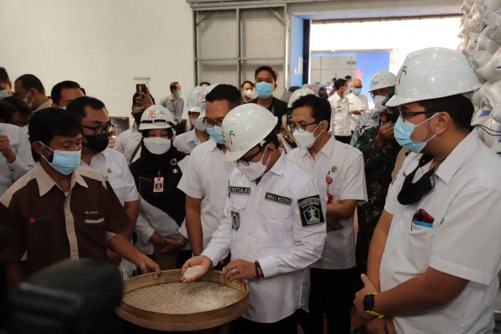 Sutiaji saat mengecek kualitas beras yang ada di gudang Bulog Malang. Dok/Humas Pemkot Malang