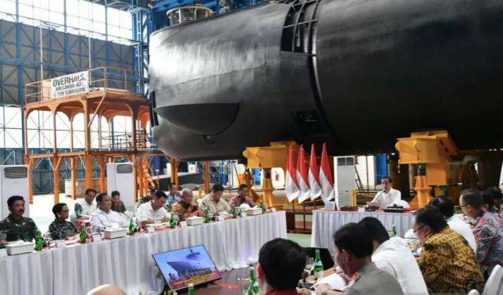Presiden Joko "Jokowi" Widodo memimpin rapat terbatas yang membahas mengenai alutsista di galangan kapal PT PAL pada 27 Januari 2020. (Dokumentasi Sekretariat Presiden)