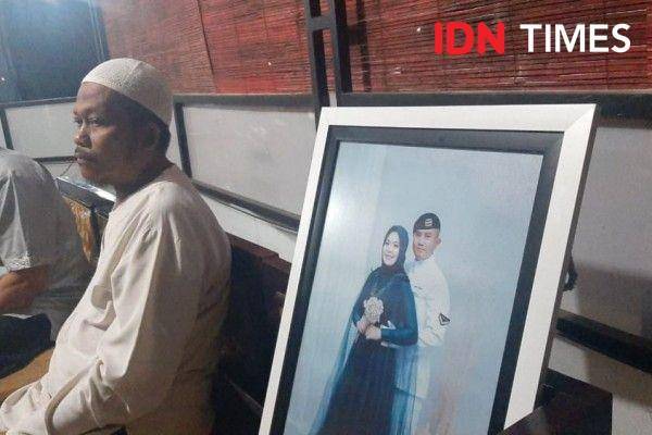 Foto Serda ED Pandu Yuda bersama istrinya, salah satu awak KRI Nanggala 402. IDN Times/Mohamad Ulil Albab