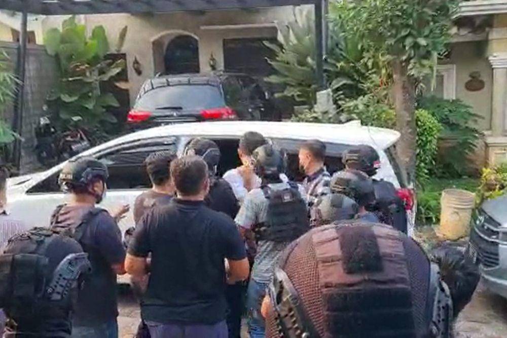 Penangkapan Munarman oleh Densus 88 di rumahnya pada Selasa, 27 April 2021. (dok. Humas Polri)