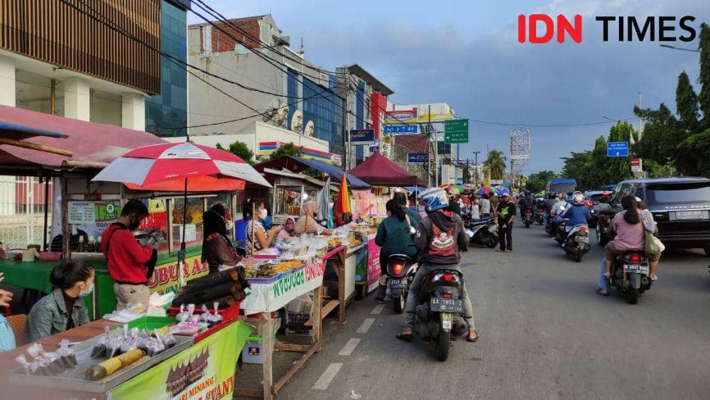 Penjual takjil atau makanan untuk berbuka puasa di Jalan Panjang, Kebon Jeruk, Jakarta Barat. (IDN Times/Helmi Shemi)