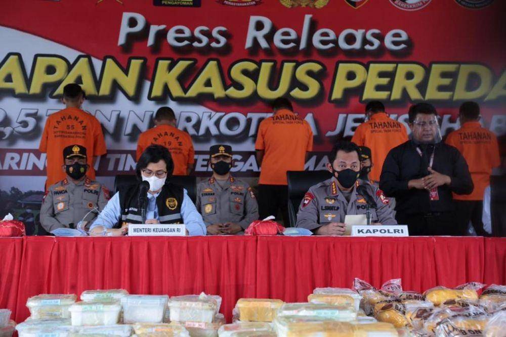 Menteri Keuangan Sri Mulyani (kiri) ketika hadir dalam jumpa pers peredaran 2,5 ton sabu pada Rabu, 28 April 2021. (Dokumentasi Mabes Polri)