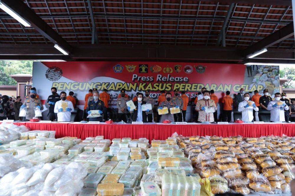 Mabes Polri menunjukkan barang bukti narkoba seberat 2,5 ton senilai Rp1,3 triliun. (Dokumentasi Mabes Polri)