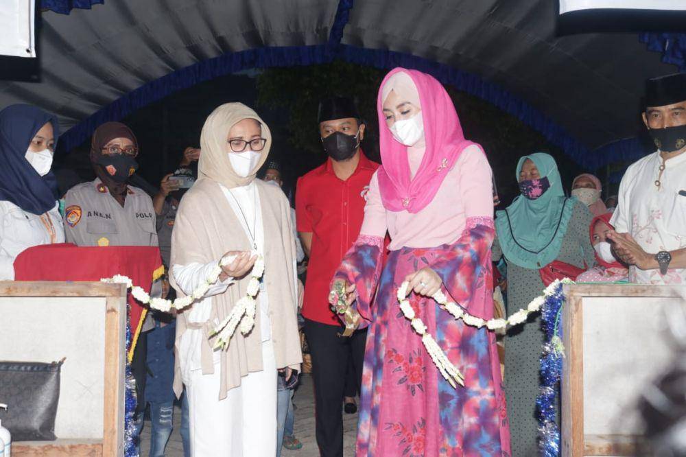 Novita Hardini dan Giring Ganesha saat resmikan Ruang Pintar di Trenggalek. IDN Times/ istimewa
