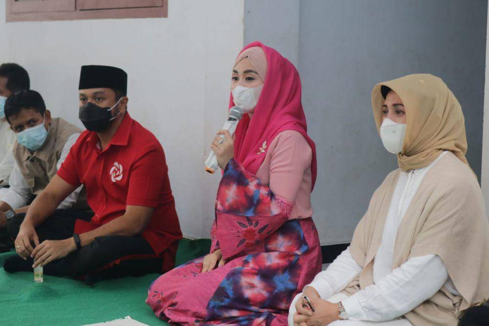 Novita Hardini dan Giring Ganesha saat resmikan Ruang Pintar di Trenggalek. IDN Times/ istimewa