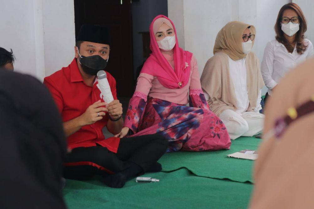 Novita Hardini dan Giring Ganesha saat resmikan Ruang Pintar di Trenggalek. IDN Times/ istimewa